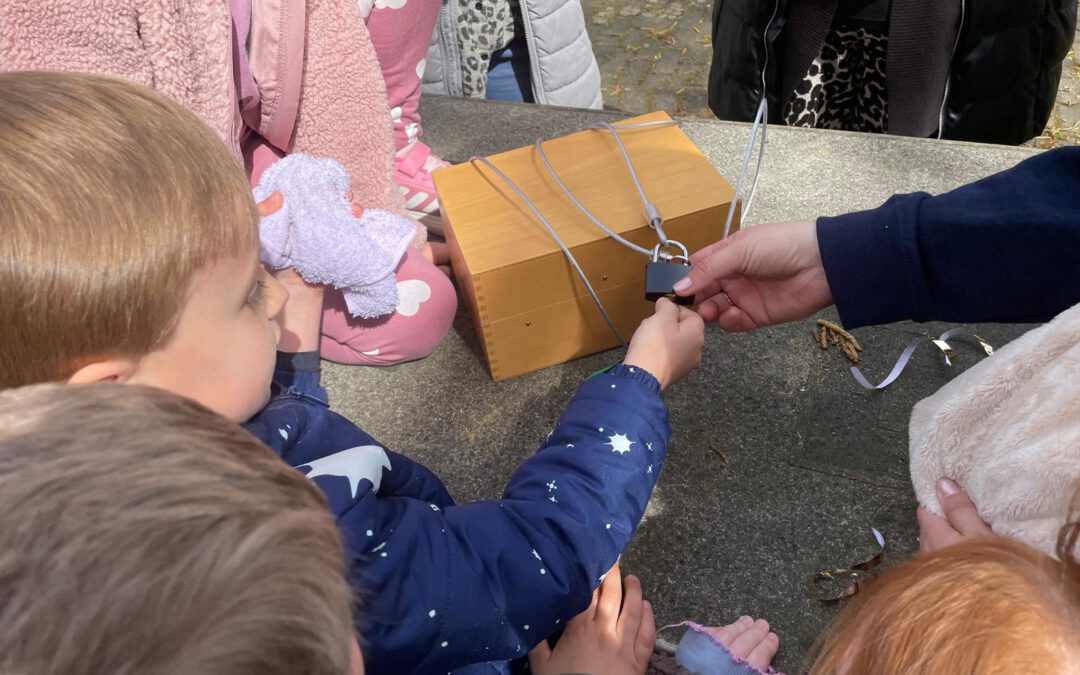 Geschwisterkinder auf Schatzsuche im Frühling